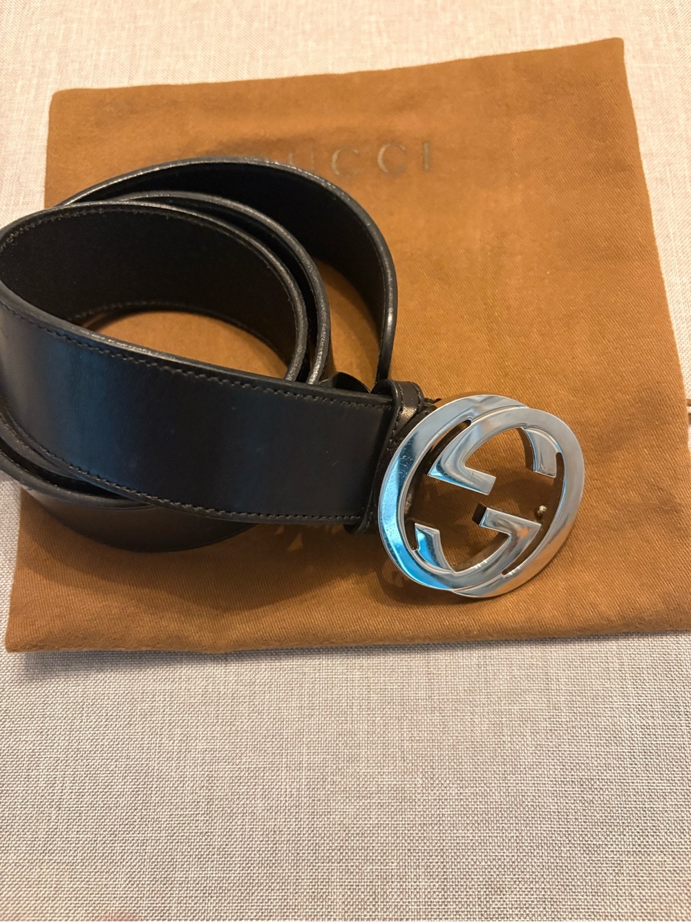 Gucci Interlocking G silver Buckle Leather Belt in Black